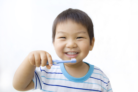 歯磨きをしているこども