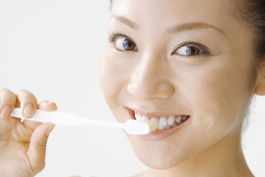 歯磨きをしている女性